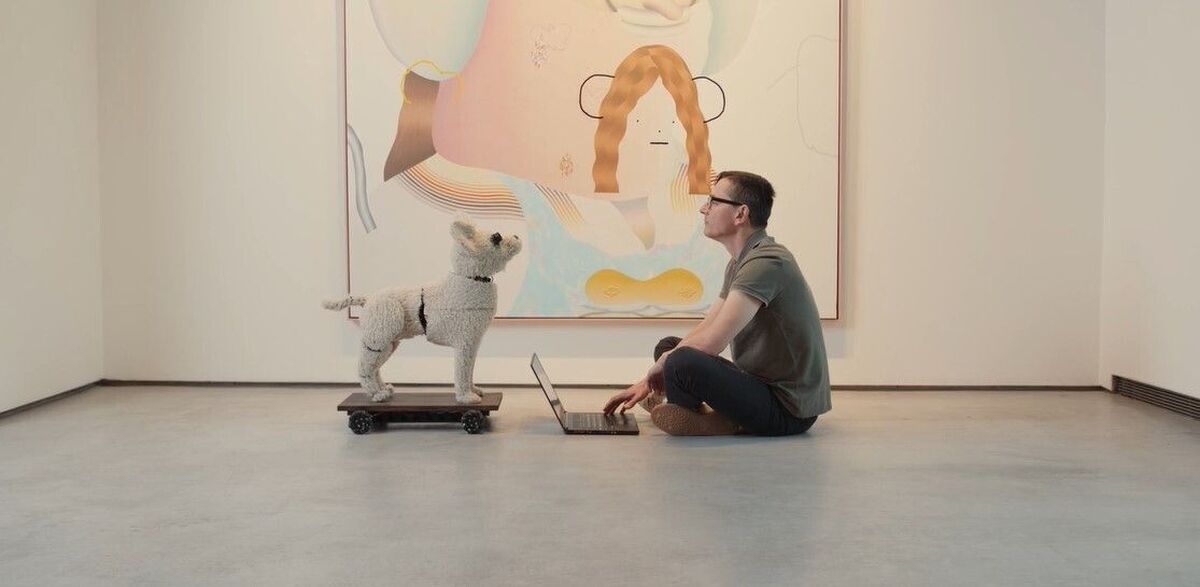 سگ رباتیکی که در موزه‌ها آثار هنری را نقد می‌کند