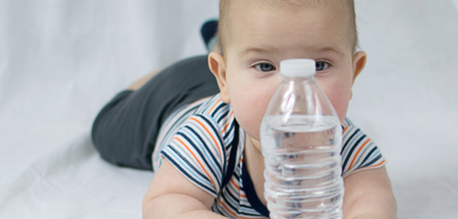 آب دادن به نوزاد شیر خشکی |آیا جوشاندن آب معدنی مضر است |جوشاندن اب معدنی برای شیر خشک