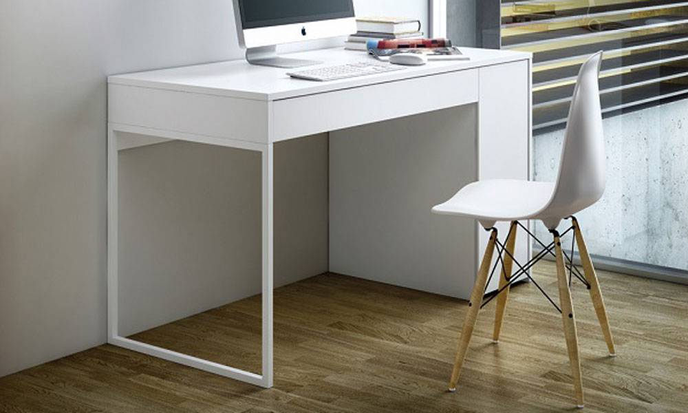 What is the standard height and dimensions of a laptop table?