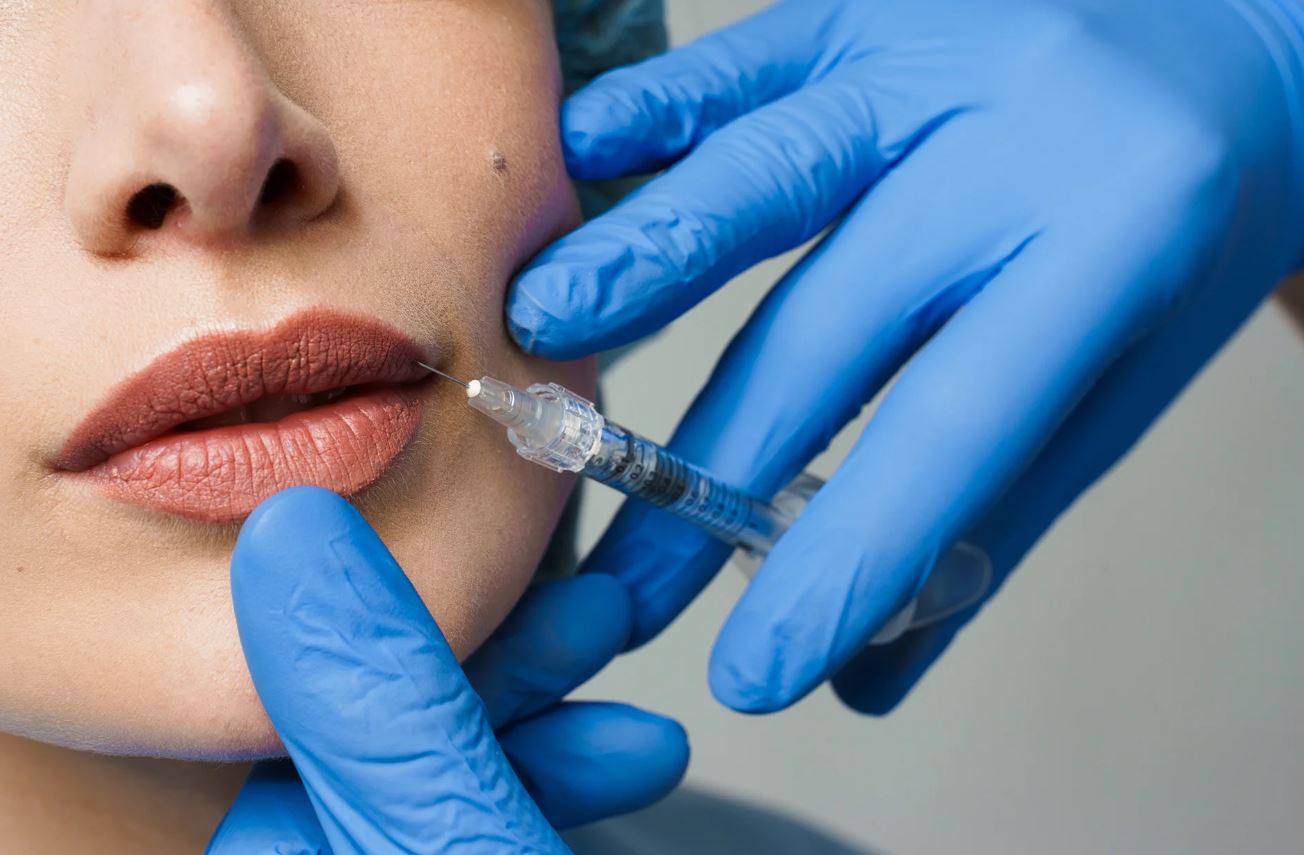 تخلیه ژل لب با آنزیم | بهترین روش از بین بردن ژل